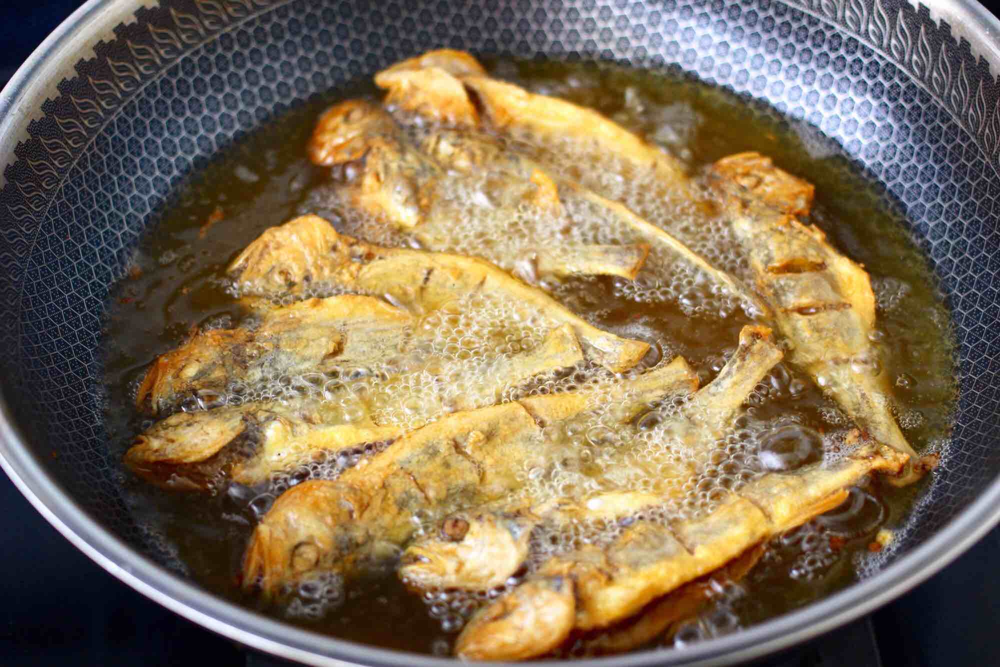 干锅脆鱼的做法