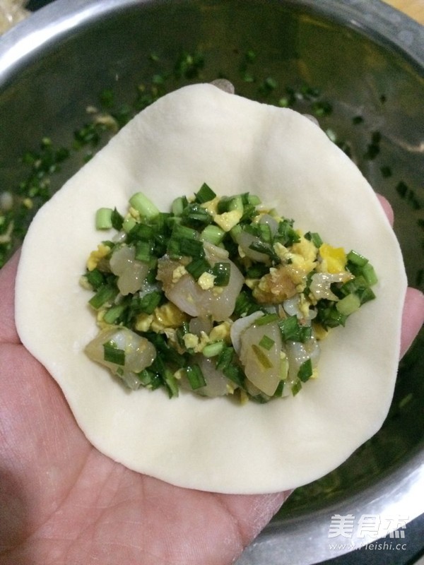 韭菜鸡蛋扇贝丁馅饼