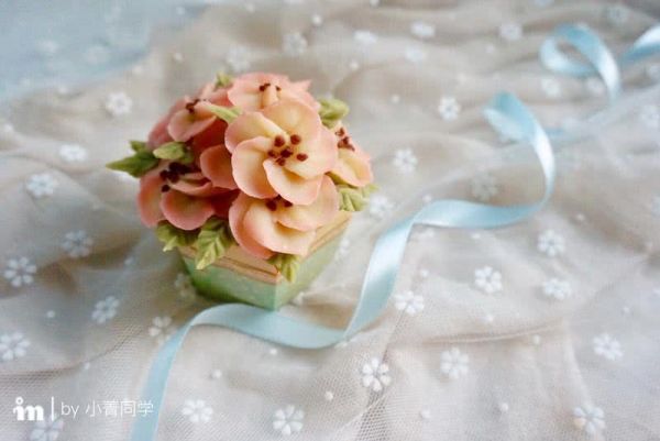 豆沙苹果花纸杯蛋糕