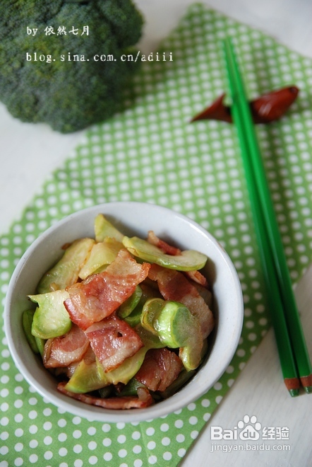 【西兰花梗炒培根】用废弃的西兰花梗炒出美味
