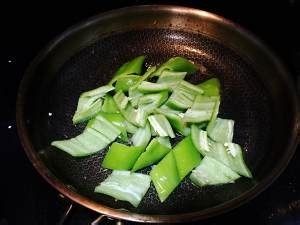 青椒烩田鸡的做法