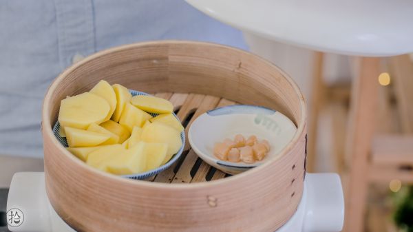 浇汁干贝土豆圆