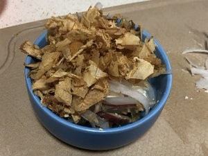 洋葱、茗荷、柴鱼片的凉拌豆腐