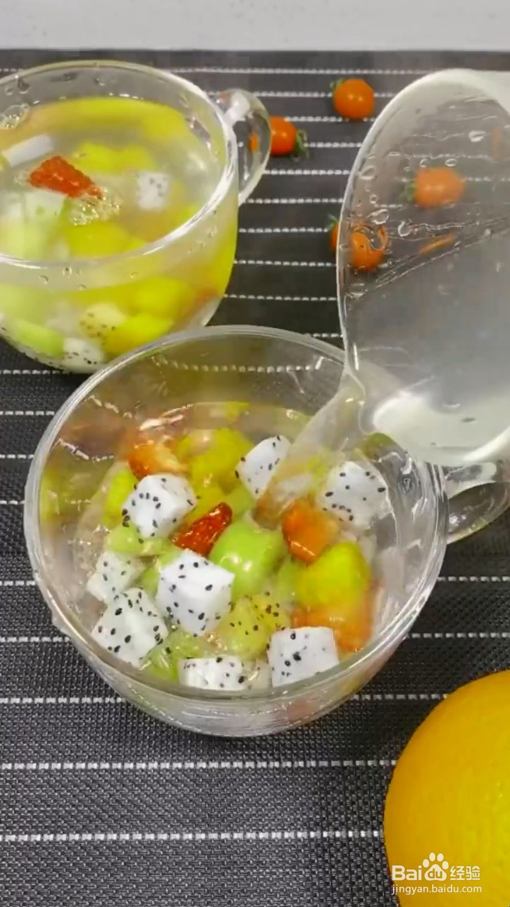 如何制作冰凉爽口的水果果冻