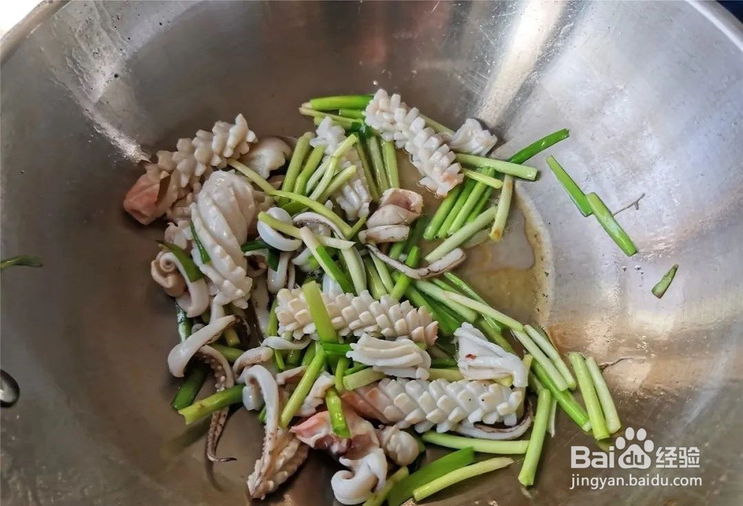 “韭菜炒鱿鱼”怎么做?