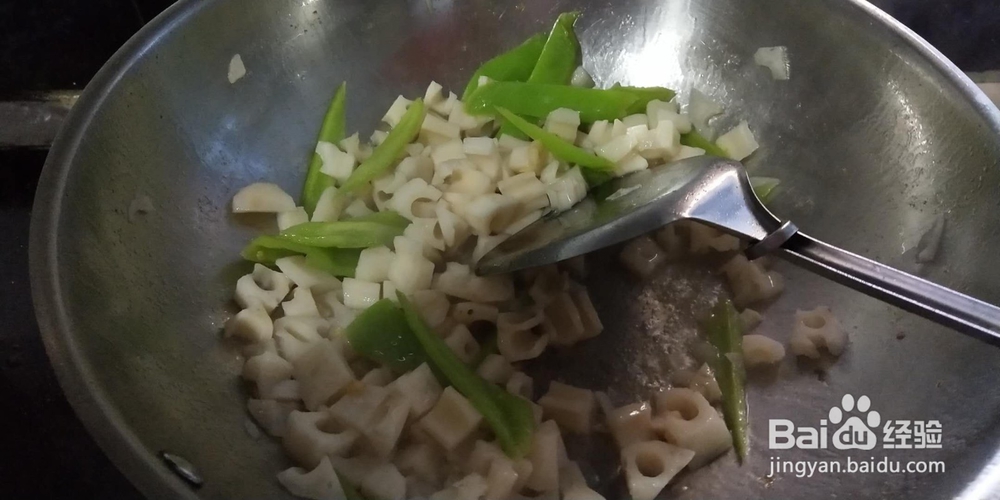 怎样制作美味的酸辣藕丁