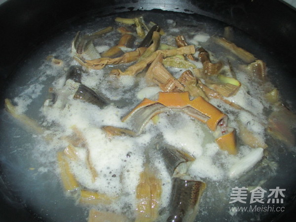 火腿片炖黄蟮