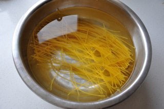 金丝玉米面条的做法