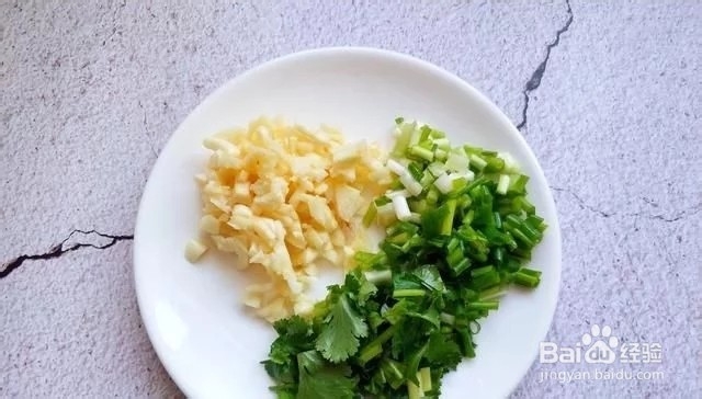 彩椒拌木耳 补血清肠好处多