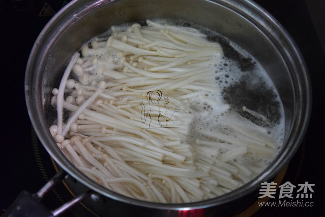 黄瓜木耳拌金针菇