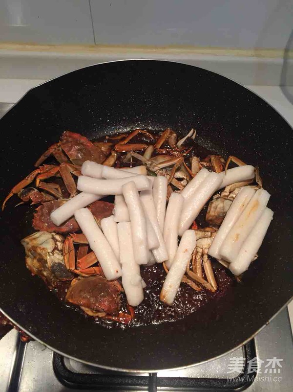 浓油赤酱的螃蟹炒年糕