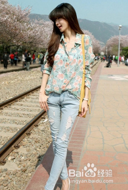 简单大方的牛仔衬衫搭配牛仔裤