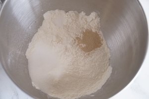 疫情期间适合做的奶香培根葱花馒头。