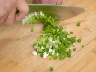 油泼虾仁炒饭怎么做？