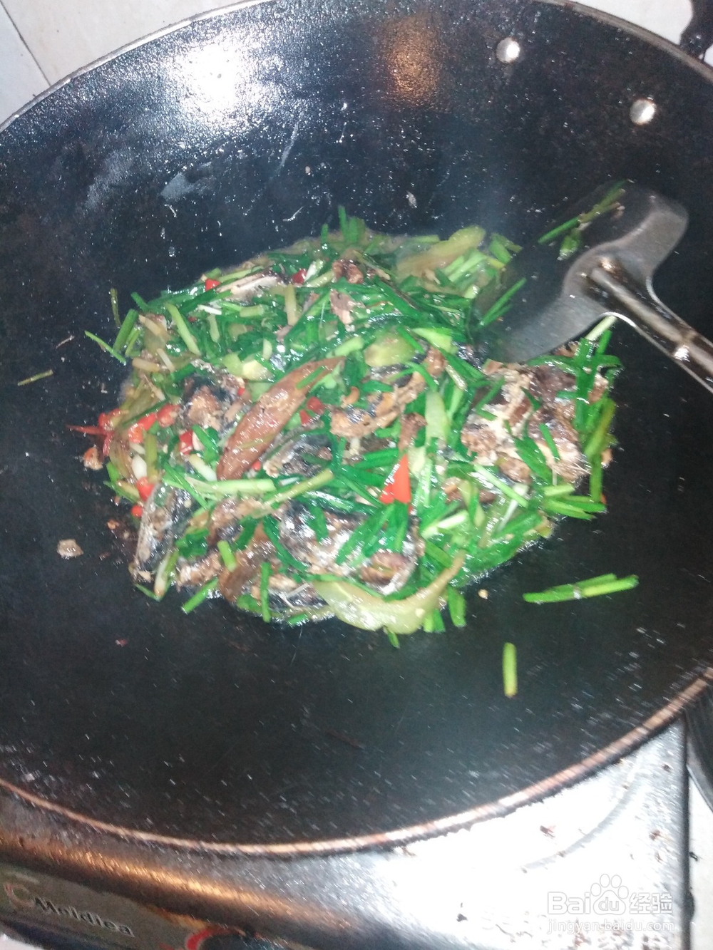 秋刀鱼炒菲菜的做法？