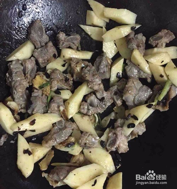 土豆怎么焖排骨？——土豆焖排骨的做法