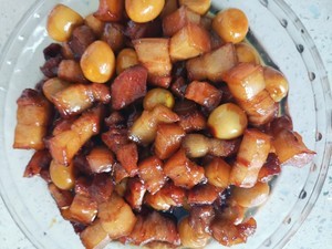 红烧肉炖鹌鹑蛋的做法