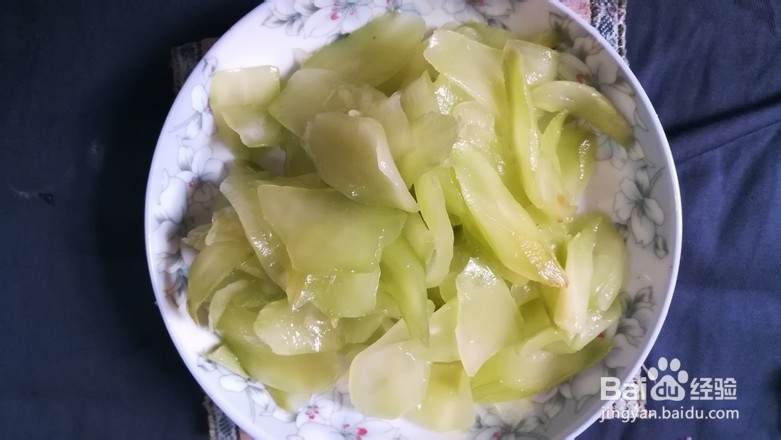 如何做泡椒牛肉烩莴笋?