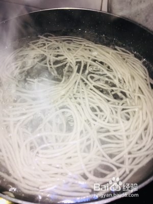 养生食补芹菜炒粉的做法
