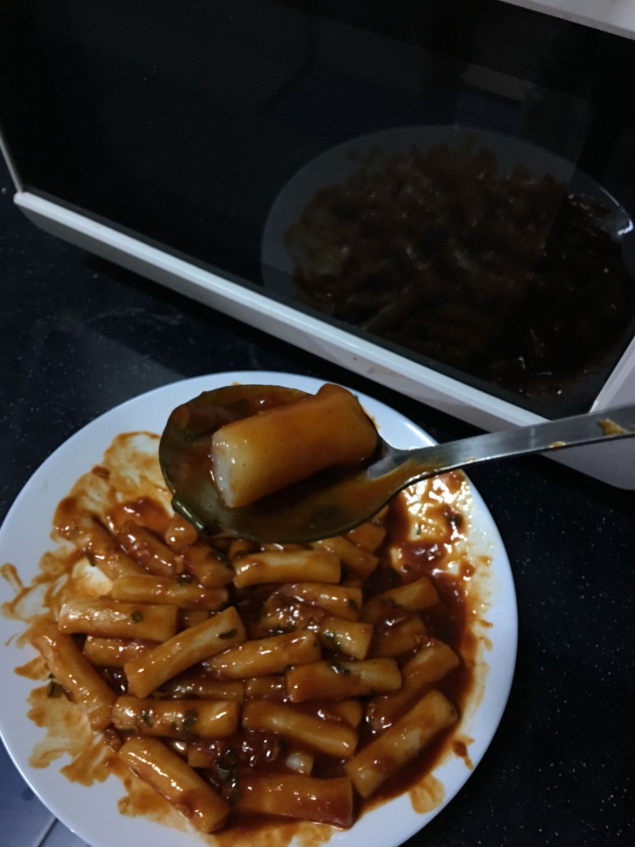 微波炉与便利店炒年糕的做法，看完你就知道了！