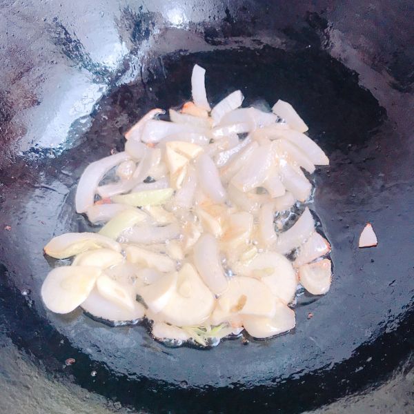 卷心菜炒饼盖蛋