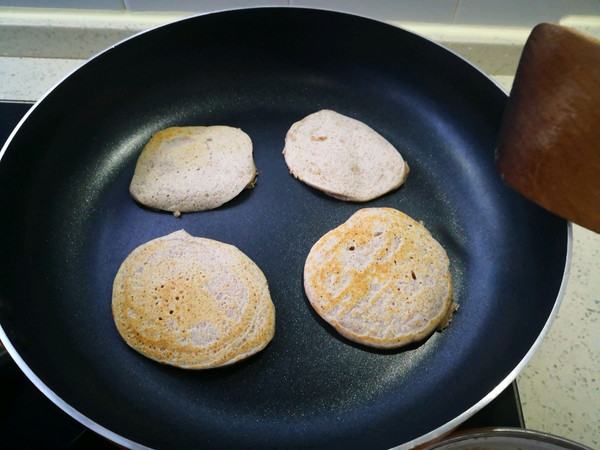 黑全麦松饼配蔓越莓果酱