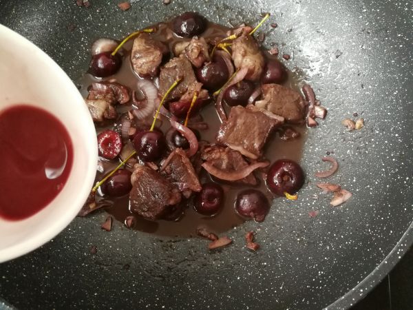 樱桃红酒煮牛肉
