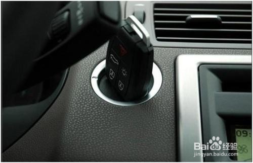 汽车钥匙锁车里怎么开