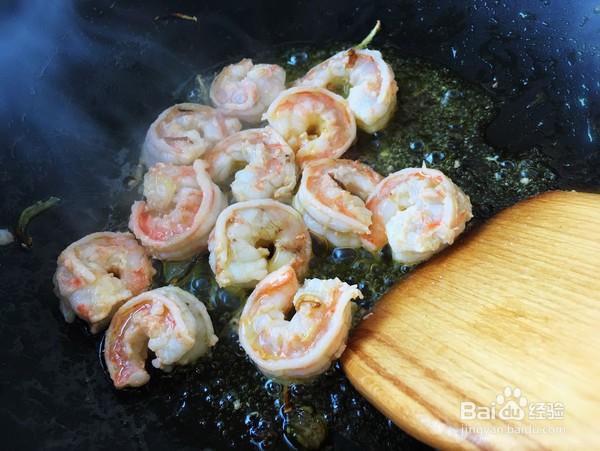 西兰花炒虾球制作方法