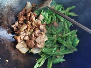 辣椒炒肉的做法