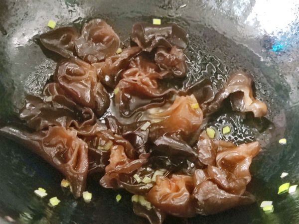 炝炒木耳西兰花