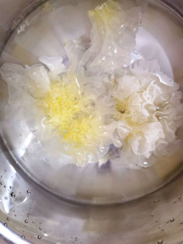 燕窝莲子百合银耳羹