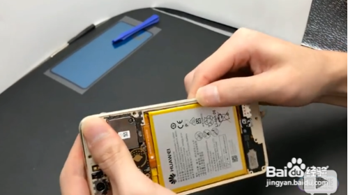 华为荣耀8青春版电池怎么换