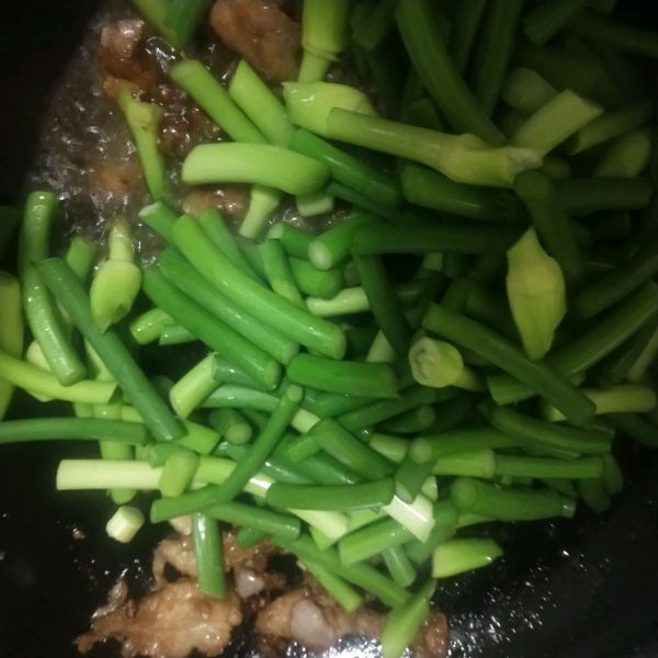 蒜薹肉片白玉菇