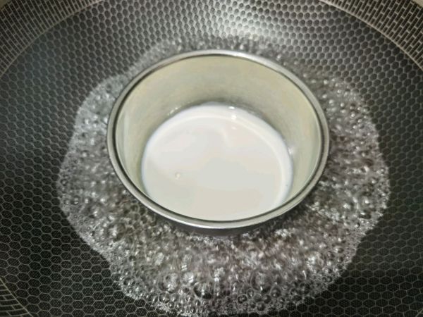 爱心白巧克力夹心慕斯蛋糕