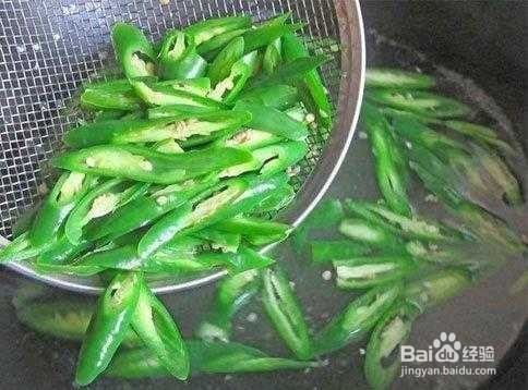 辣椒抱蛋,鸡蛋不嫩可能是少了这一步