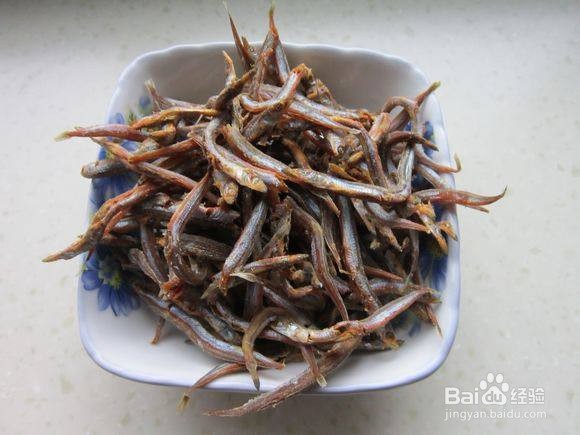 如何做毛芹炒小青鱼？