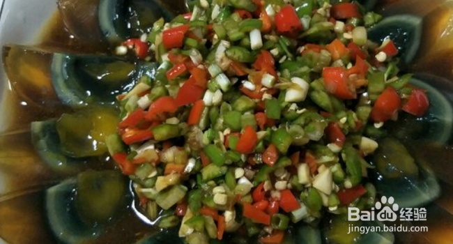 下酒神器凉拌皮蛋的做法。