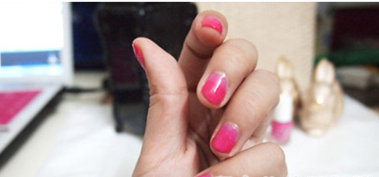 闪亮渐变红色美甲