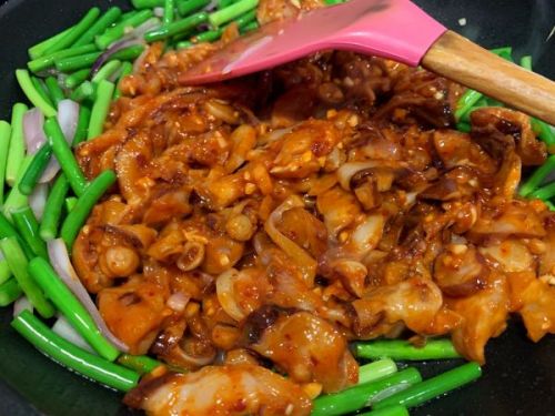 韩式蒜苔炒鱿鱼足