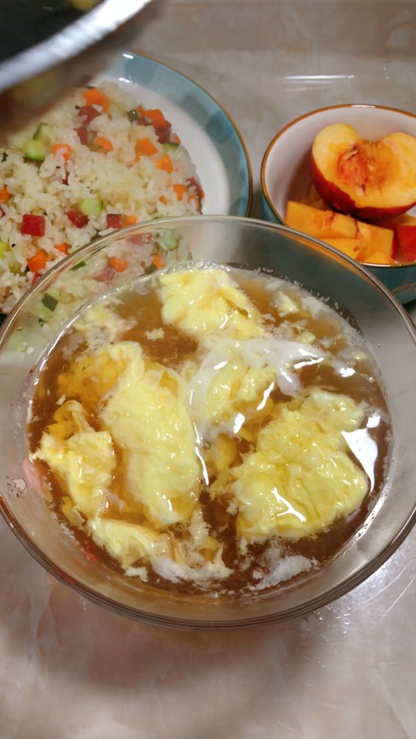 营养早餐腊肠炒饭配速食蛋花汤