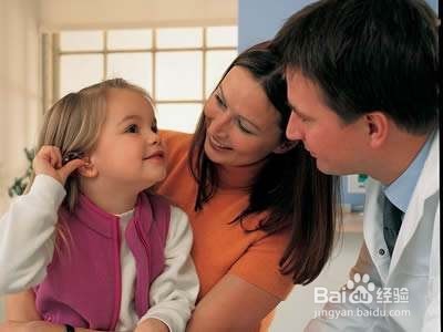 为什么初戴助听器时听验配师说话更清楚更容易？