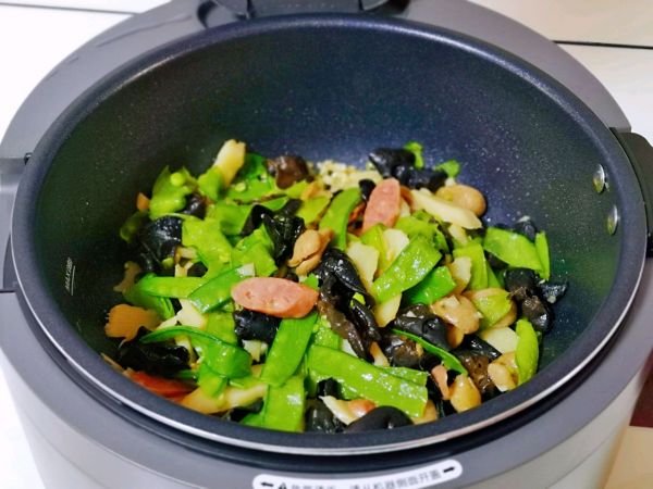 香肠木耳炒荷兰豆