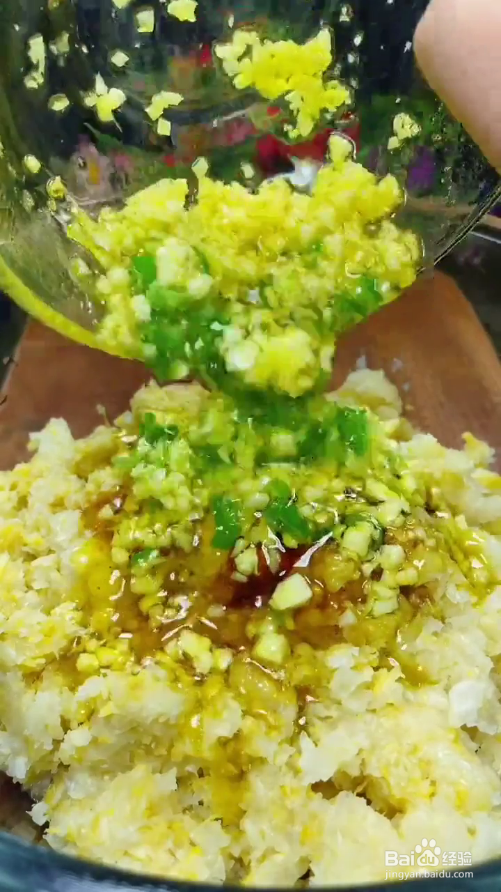 如何制作好吃的土豆皮酸菜猪肉饺子