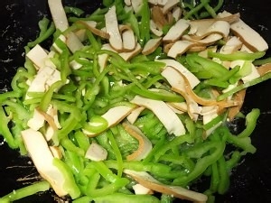 养生食补青椒豆干的做法