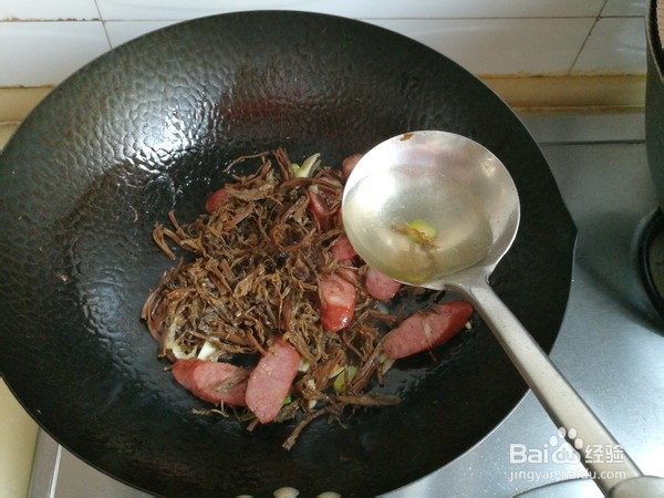 牛肉肠炖梅干菜的美味做法