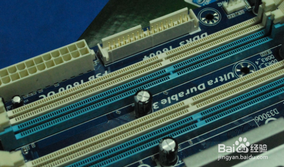 为什么电脑主机内存条要隔行插？