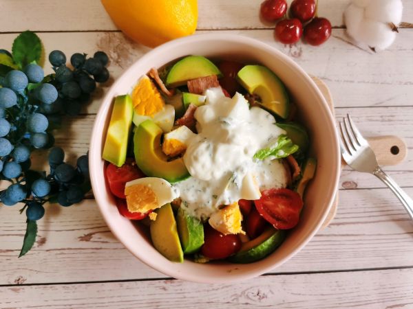 鸡蛋牛油果沙拉