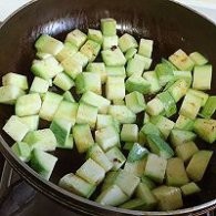 制作西葫芦奶酪意面