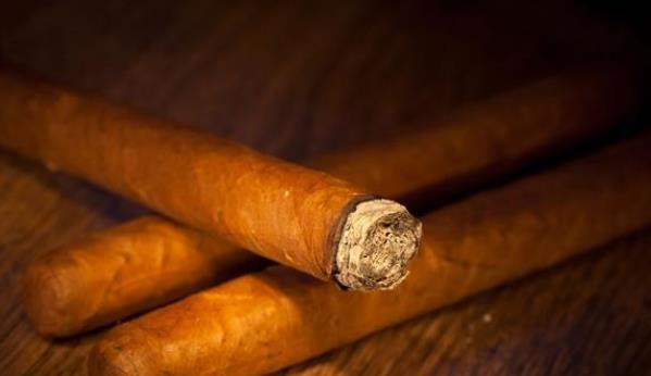 为啥这个香烟的后面钢印被烫了